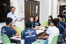 香港大學工業及系統工程學系吳家龍博士指導學生。