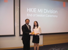 Ms. C.Y. Young received the prize from Ir Sidney Wong, the Organizing Committee Chairman of HKIE Student Project Competition,  HKIE MI Division
