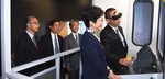 The Chief Executive Carrie Lam (left of front row) viewed the facility which demonstrates ramp operations at HKIA with the assistance of the VR technology. Also present are AA Chairman Jack So (right of back row), AA CEO Fred Lam (middle of back row) and Secretary for Transport and Housing Frank Chan (left of back row).